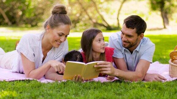 家庭阅读关于在夏季公园野餐的书