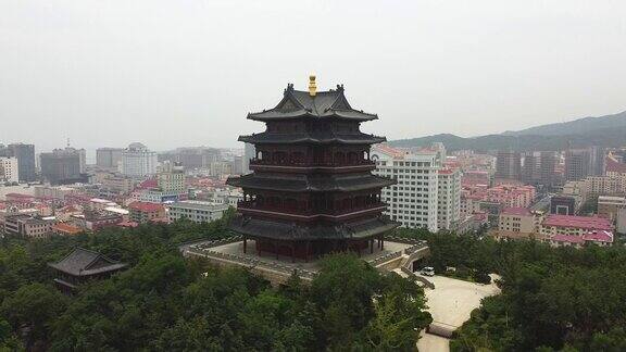 空中电影环翠楼宝塔的右轨道与城市景观背景在威海市中国