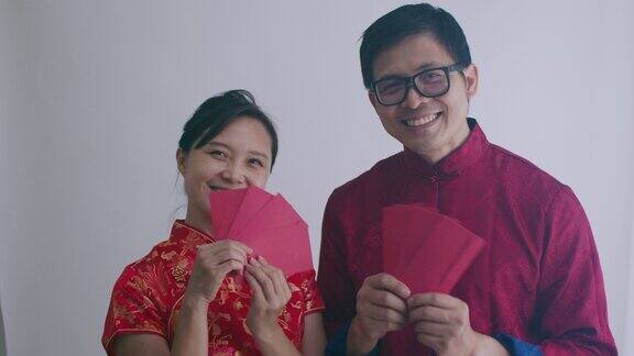 中国人夫妇拿着红包迎接新年