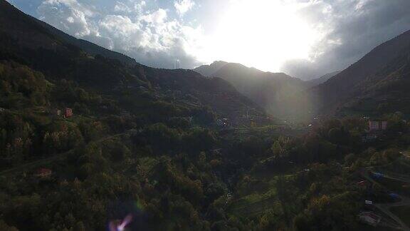 航拍:土耳其黑海地区的小山村特拉布宗省村庄