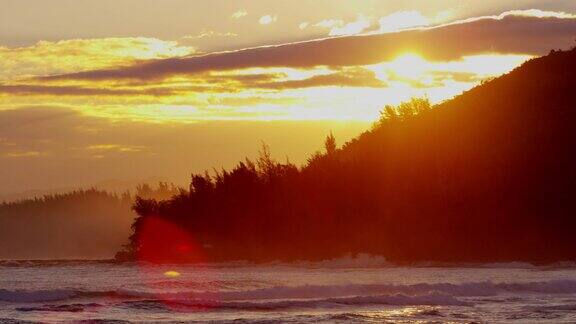 日出时太平洋的海浪