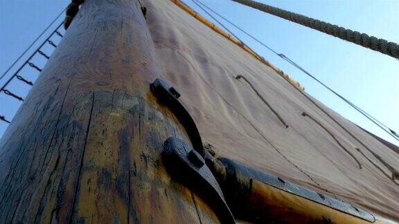船的帆桅有一大块布用于航行GH44K