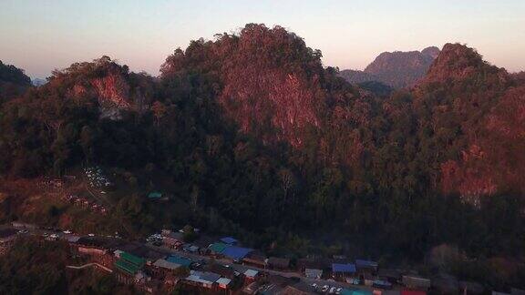 鸟瞰图的山悬崖和小村庄在早晨有雾