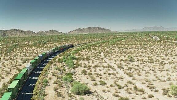 货运火车穿越亚利桑那州沙漠-亚利桑那州