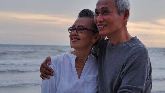 暑假里一对浪漫的老年情侣一对老年夫妇在海边休息高级假期假期