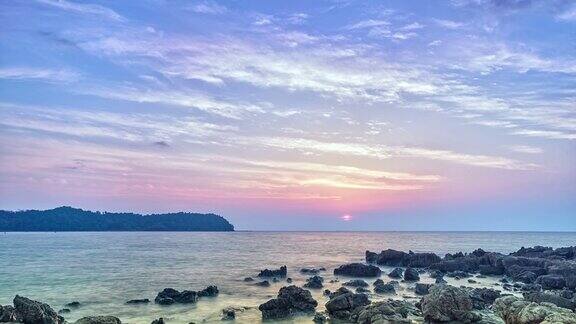 海面上的日落间隔拍摄