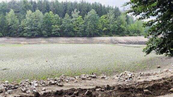 一条干枯的河流有着破碎的粘土的自然纹理自然环境灾害全球变暖
