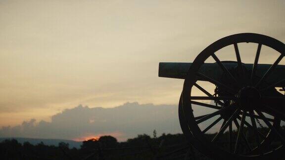 日落时宾夕法尼亚州葛底斯堡国家军事公园的美国内战大炮剪影