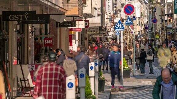 时光流逝:在日本横滨的元町购物街上拥挤的游客在购物