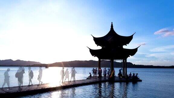 日落时分杭州西湖上的天空和亭子时间在流逝
