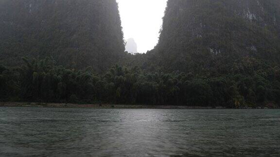 在雨天欣赏桂林的群山