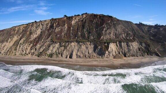 陡峭的悬崖沙滩步道风景奇观沿着圣马特奥海岸线外的太平洋加州