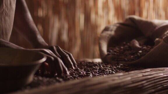 非洲工人正在分类咖啡豆