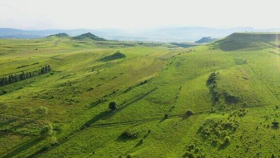 鸟瞰乡村生机勃勃的绿色山丘特兰西瓦尼亚罗马尼亚