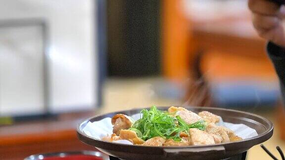 一个人吃日本菜烟飘在日本菜上