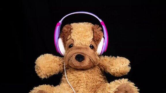泰迪熊戴着耳机跳舞