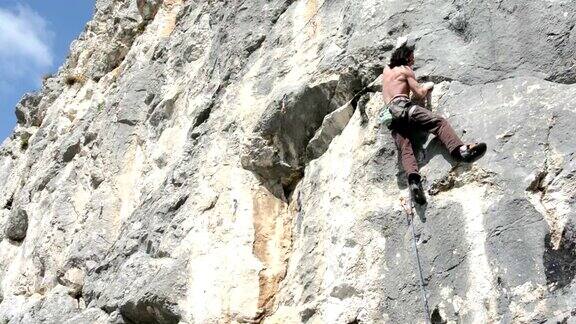 罗马尼亚登山者伊姆雷·塞德维(ImreSedevi)在雷米特亚攀爬一条困难的路线