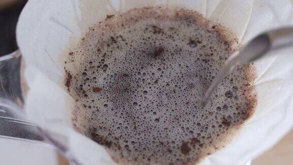 手滴咖啡咖啡师用滤器把水倒在咖啡粉上慢动作