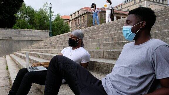 大学生返回校园时戴着防护口罩