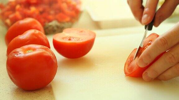 女人切番茄的特写镜头