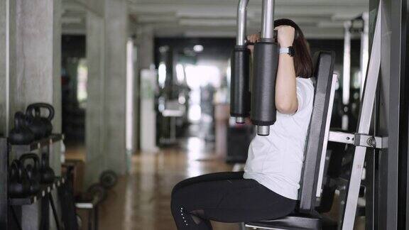 健康的女人在健身房锻炼