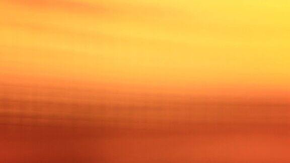 夏日黄昏的橙色海滩