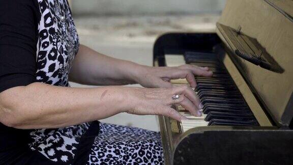 老奶奶在弹钢琴