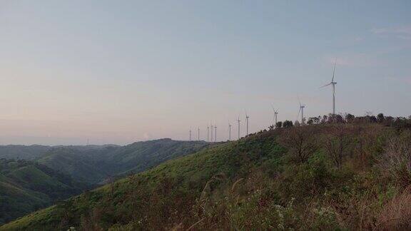 风力涡轮机塔产生纯电力在清晨的高山上未来的可再生能源