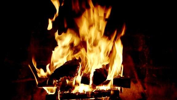 火在壁炉里燃烧
