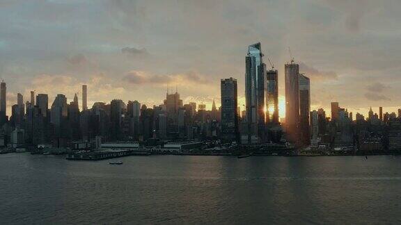 鸟瞰图日出在纽约市和太阳耀斑4k