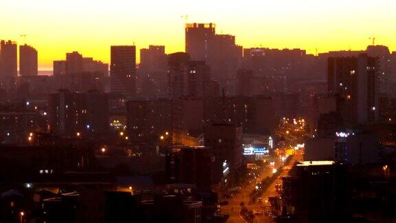 在大城市的日落摩天大楼的剪影鸟瞰图