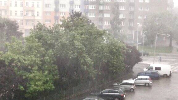 波兰城市的暴雨伴随着突然的暴风雨