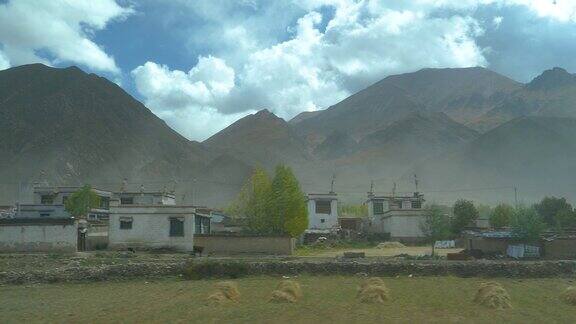 风景优美的火车经过西藏中部的一个小村庄