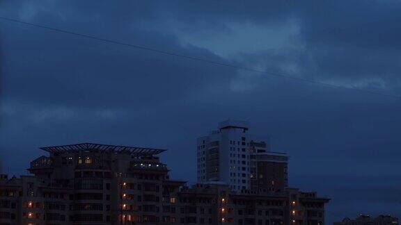 乌云在房屋上空飘动天空背景