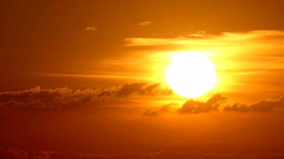 太阳在橙黄色的天空中升起