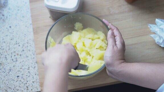 一个女人在厨房里准备土豆泥