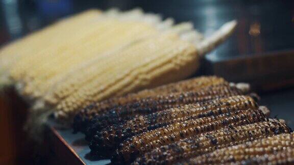 玉米和烤制的玉米棒放在一起