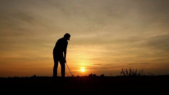 日落时的剪影高尔夫球手