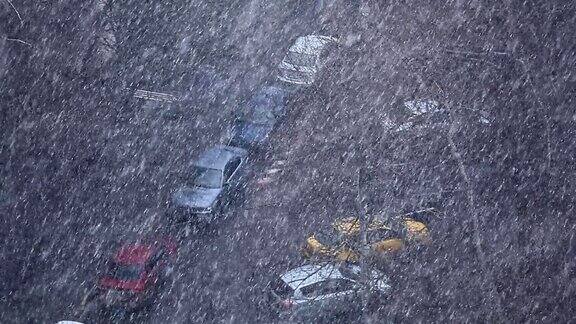 这个城市下大雪冬天的雪暴风雪在城市的背景下树木汽车和建筑物