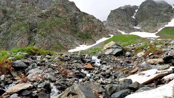 高雪山中的小溪高加索地区