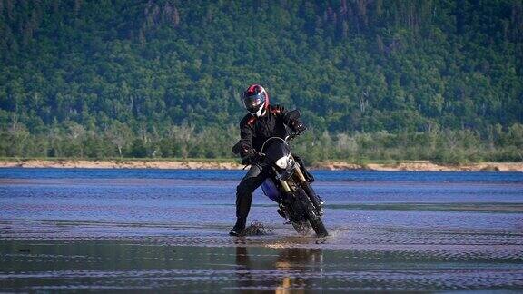 极限驾驶摩托车一个骑自行车的高手骑在水边