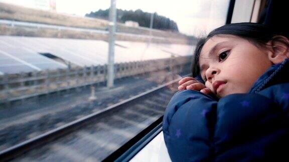 火车上孤独的女孩
