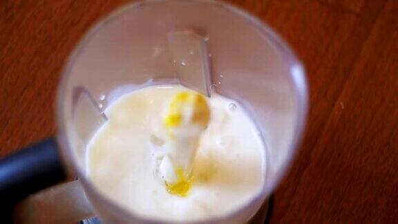 鸡蛋掉进家庭厨房里的牛奶搅拌机里慢动作