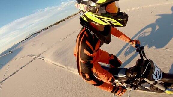 越野摩托车手在沙漠中练习