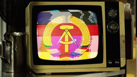 复古电视上的德国民主共和国(东德)国旗