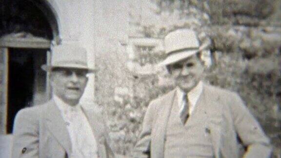1937年:商界精英穿着正式的时装戴着软呢帽