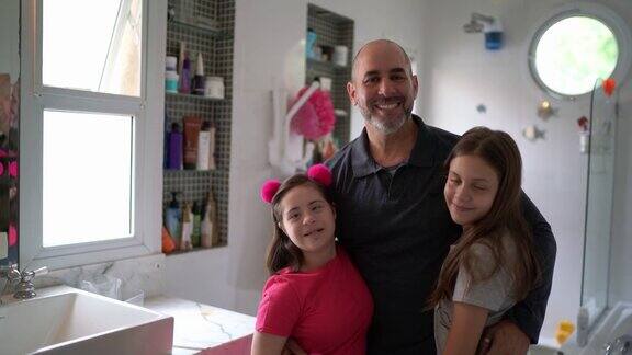 父亲和女儿在浴室的肖像-包括一个特殊需要的女孩