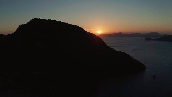 日落时美丽的海湾鸟瞰图