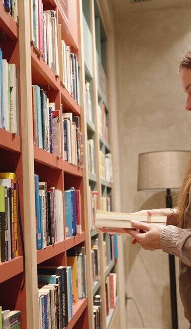 在书店里一位留着长发的年轻女子拿出一本书翻了起来垂直视频社交媒体