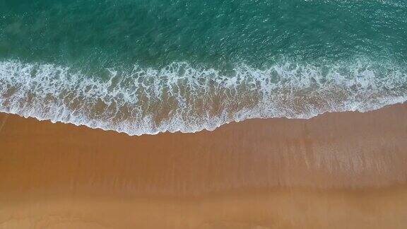 鸟瞰清澈的绿松石大海和波浪